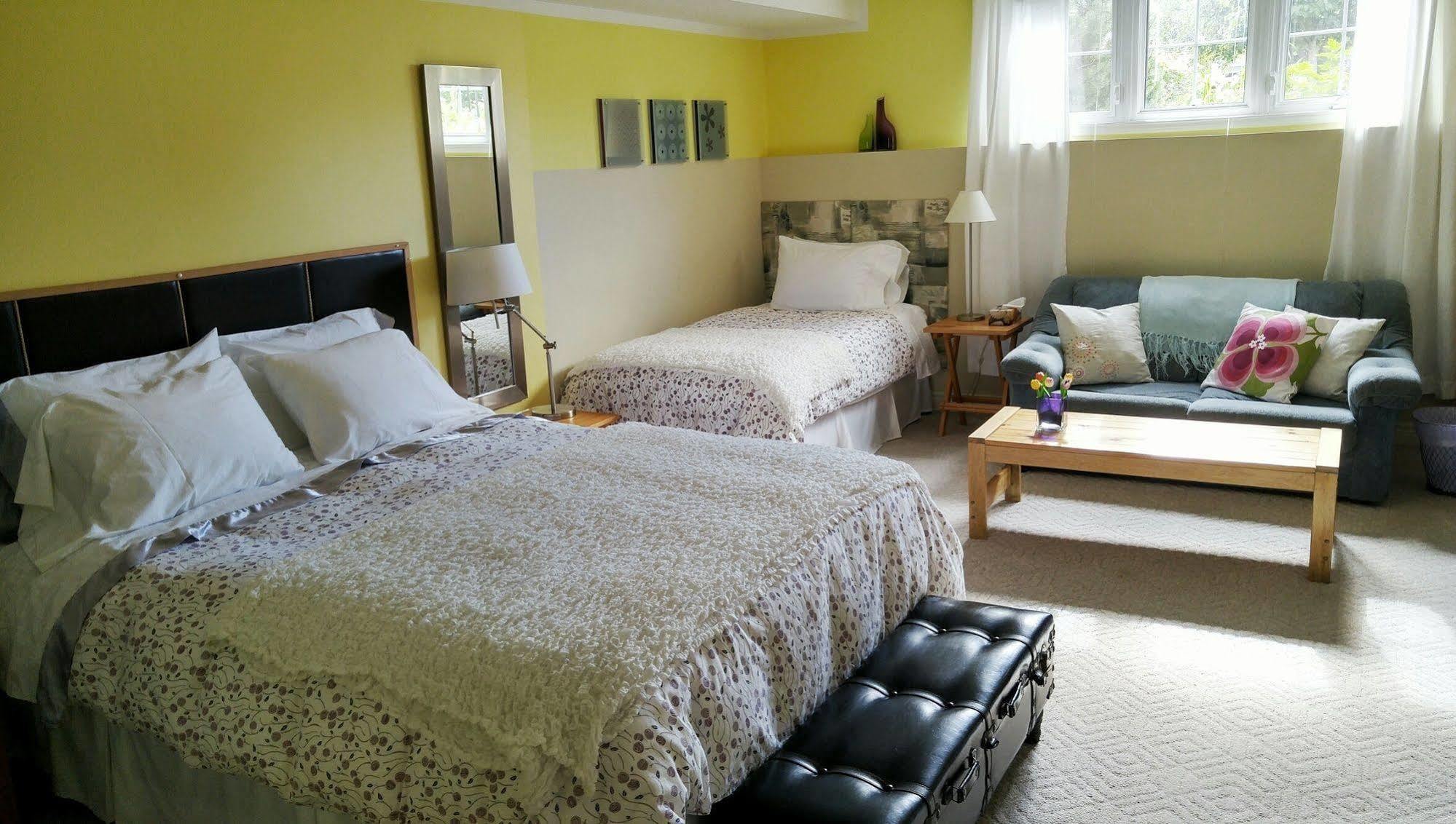 Opus 74 Bed & Breakfast Стратфорд Экстерьер фото