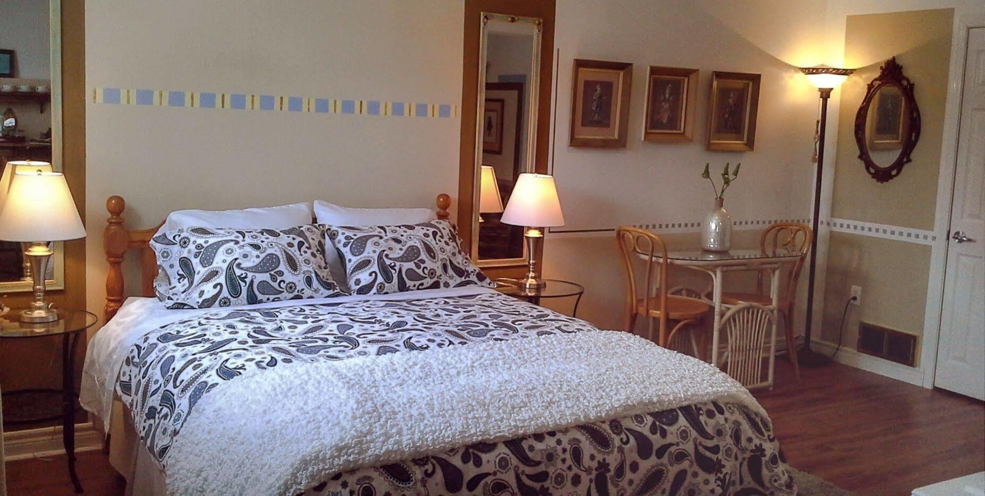 Opus 74 Bed & Breakfast Стратфорд Экстерьер фото
